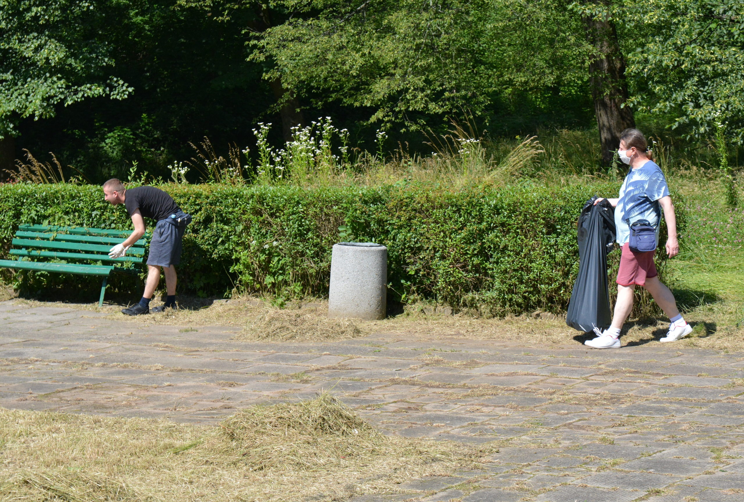 pracownicy Parku Kultury podczas sprzątania